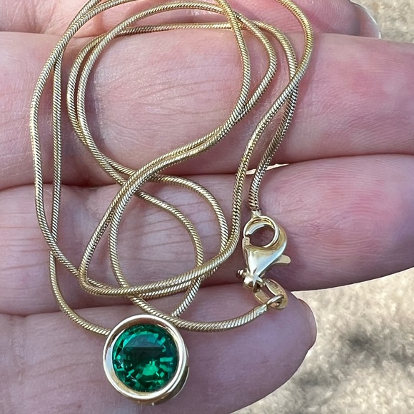 VINTAGE 14K YELLOW GOLD SYNTHETIC EMERALD SOLITAIRE PENDANT SNAKE CHAIN NECKLACE - Picture 8 of 16